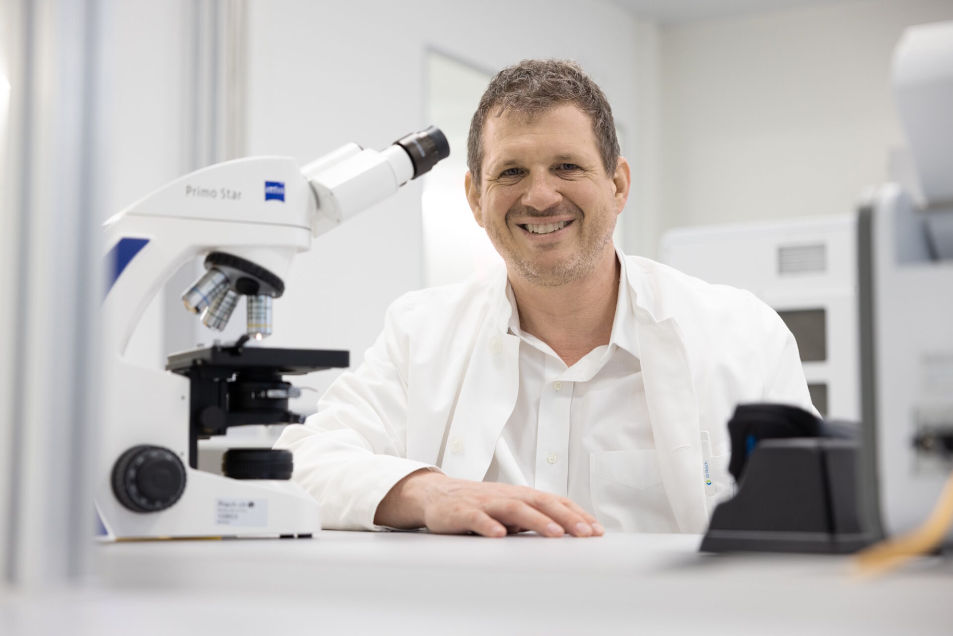 Prof. Dr. Lorenz Risch am Mikroskop